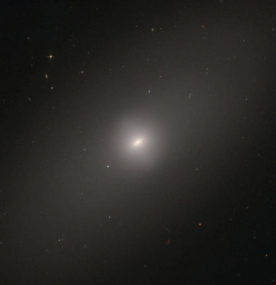 «Хаббл» запечатлел «пожилую» эллиптическую галактику NGC 3384