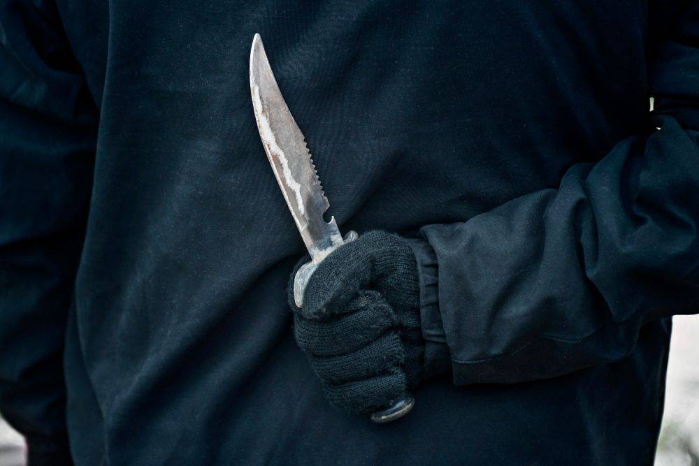 Житель Тель-Монда, вооруженный ножами, ранил полицейского при аресте