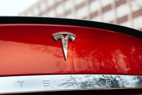 Tesla в 2023 году увеличила поставки автомобилей на 38%