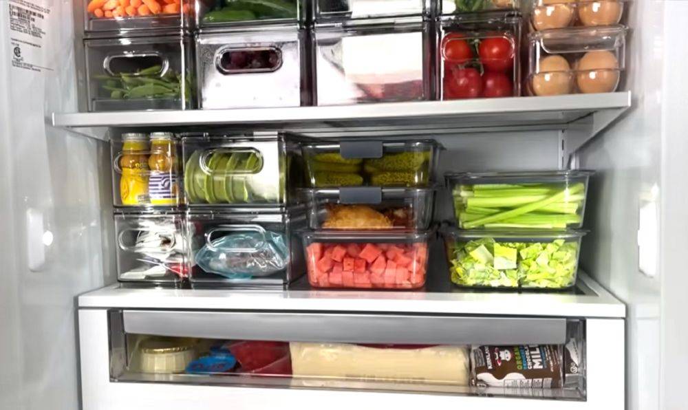 После майонезных салатов и различного мяса: как избавиться от неприятного запаха из холодильника