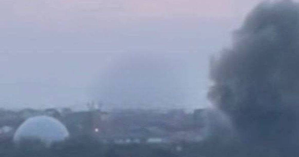 В Евпатории и Симферополе в Крыму прогремели взрывы, есть попадания (фото, видео)