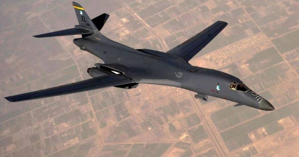 Американский бомбардировщик B-1B разбился при посадке на авиабазе (видео)