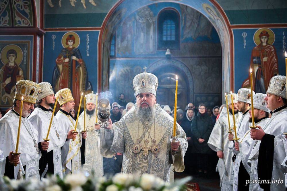 Крещение в Киеве - фото и видео литургии, которую провел митрополит Эпифаний