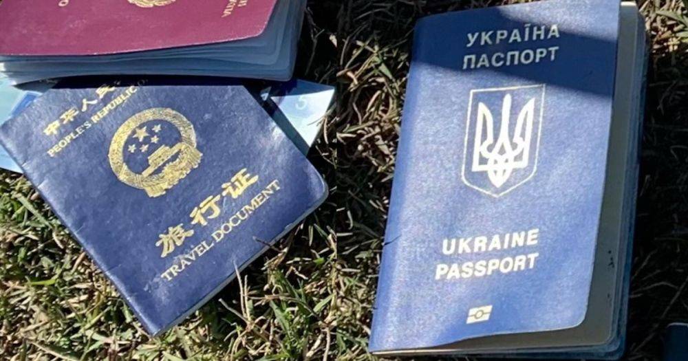 Украинские паспорта на границе США: конгрессмен показал поддельные документы, — источник (фото)
