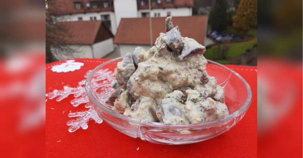 Салат с куриной печенью и соусом с маринованными огурцами: вкусно и необычно