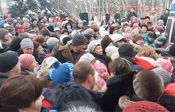Россияне в Курске устроили массовую драку за бесплатные конфеты