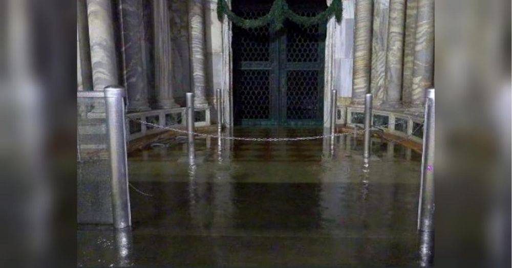 Затопило базилику Святого Марка в Венеции: защитные барьеры отсутствовали