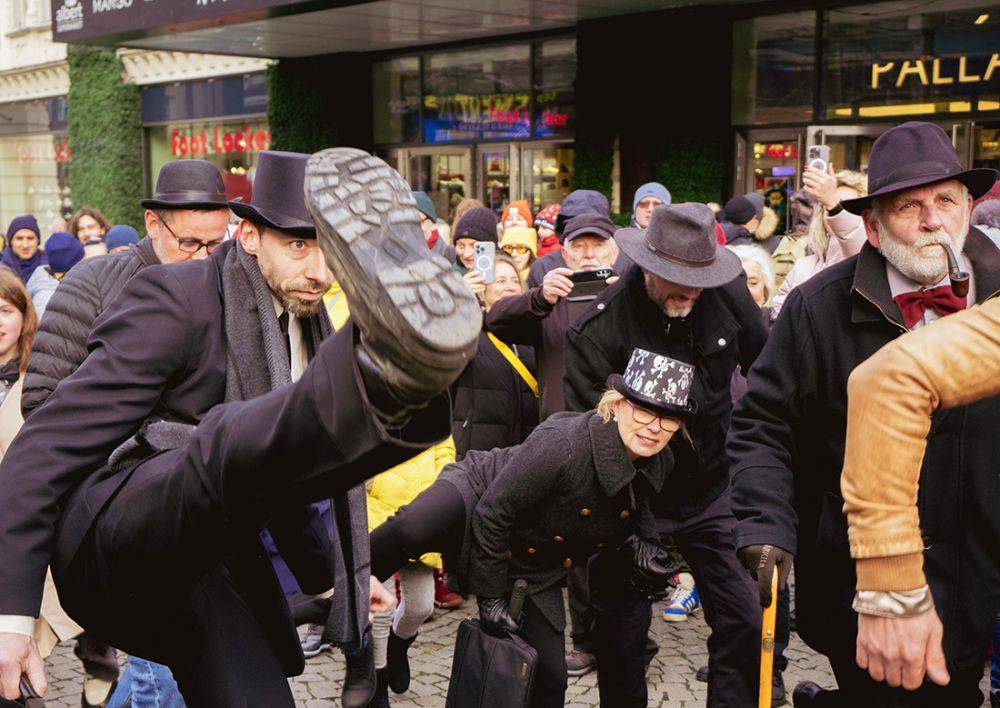 В центре Праги состоялся флешмоб «День дурацкой походки»: фото и видео