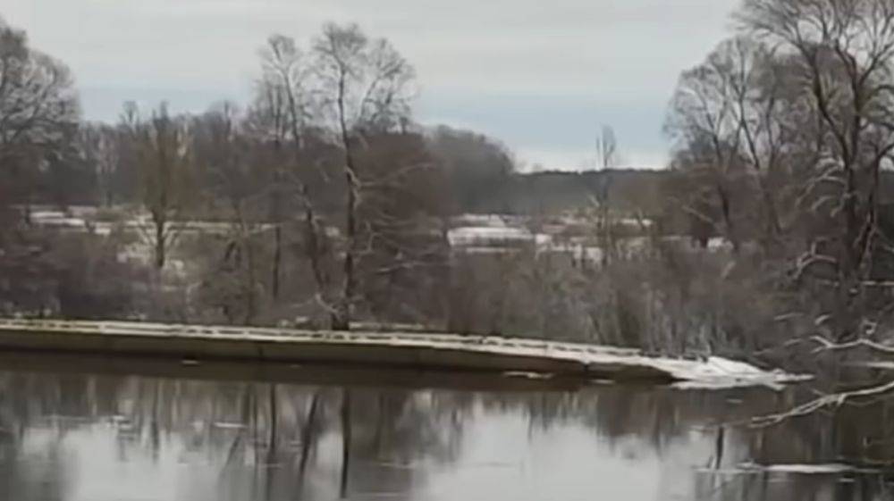 Россияне "потеряли" понтонный мост: пограничники обнаружили плавучий объект на Десне - видео