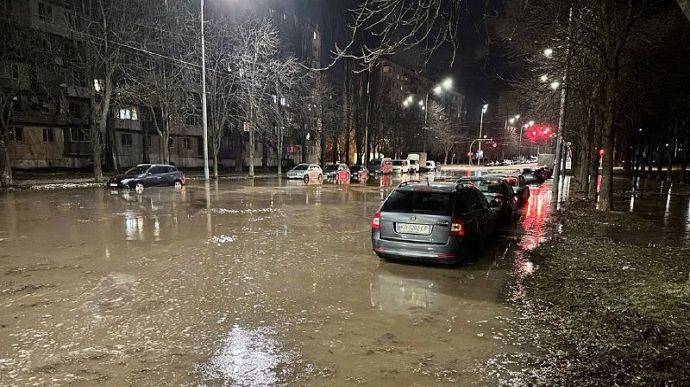 На Борщаговке в Киеве прорвало канализацию, улицу затопило нечистотами – соцсети