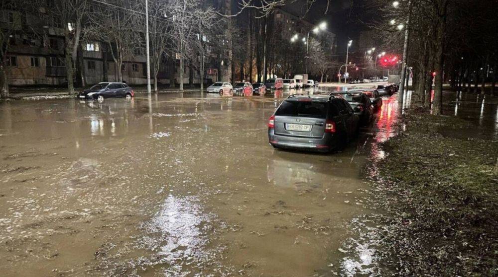 В Киеве прорвало канализацию, затопило улицу