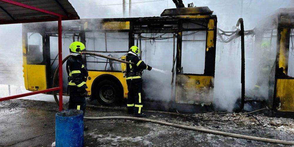 В Киеве на Троещине прямо на остановке сгорел троллейбус. Причиной пожара мог стать поджог