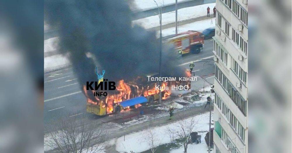 В Киеве на маршруте полностью сгорел троллейбус, подозревают поджог (фото, видео)