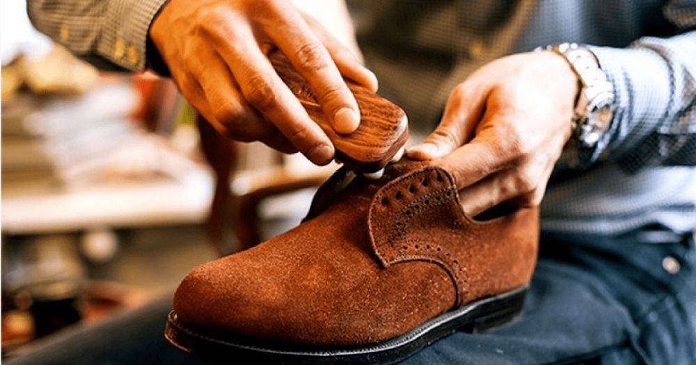 Как правильно чистить замшевую обувь: полезные советы и рекомендации