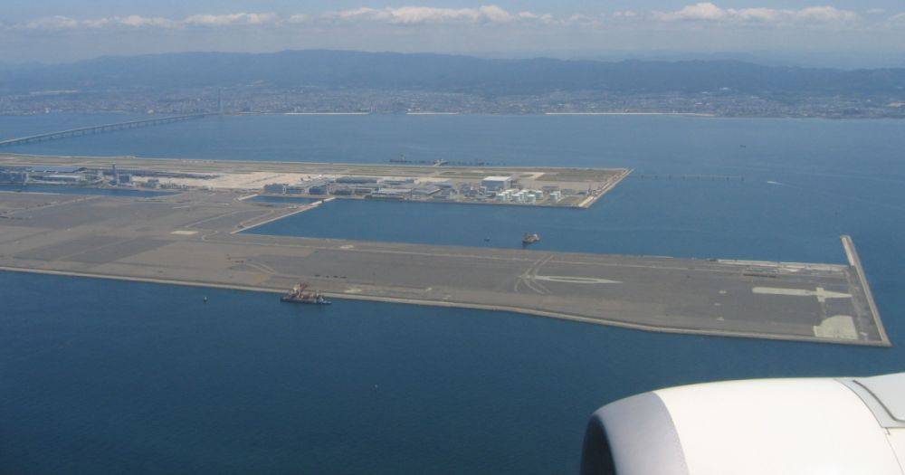 Потратили €17 млрд: в Японии построили аэропорт посреди океана, он уходит под воду (фото)