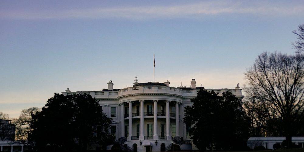 В Вашингтоне автомобиль врезался в ограждение Белого дома