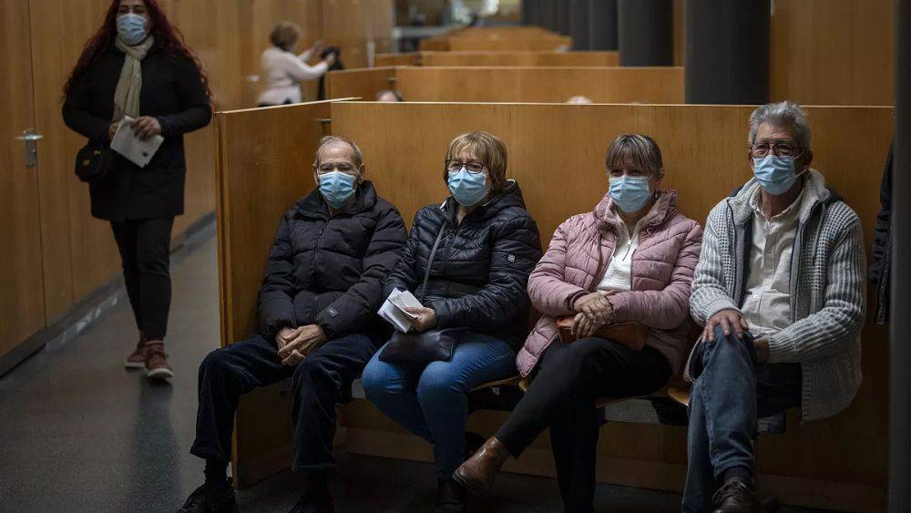 Испанцев снова обяжут носить маски
