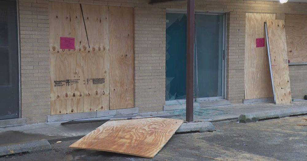 Попали в ловушку: многоквартирный дом был заколочен досками с жильцами внутри (видео)
