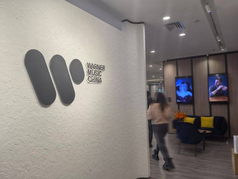 Warner Music Group уволит 600 сотрудников и закроет подразделение подкастов Interval Presents