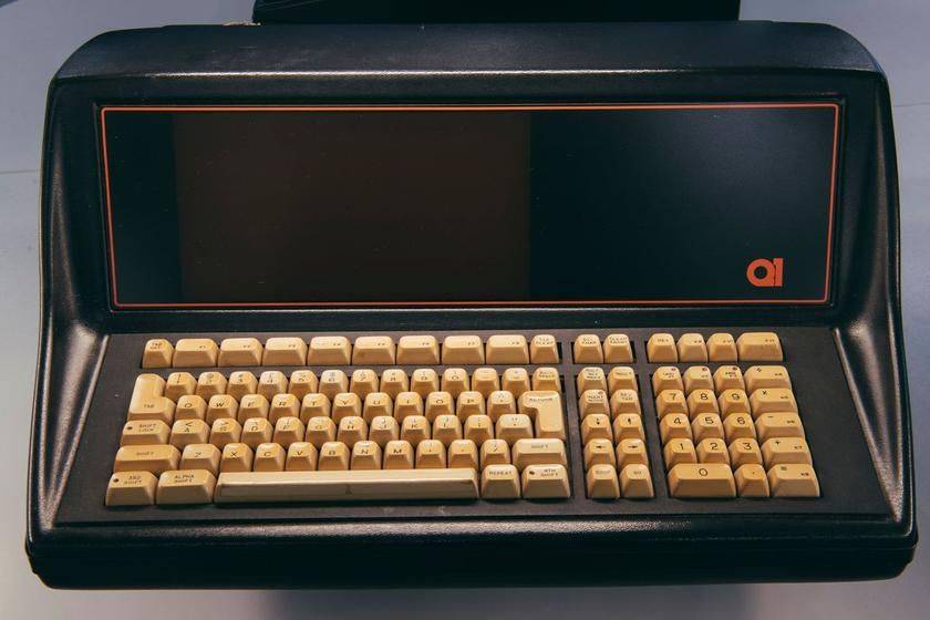 Клининговая компания во время уборки дома случайно нашла 2 первых в мире настольных компьютера 50-летней давности