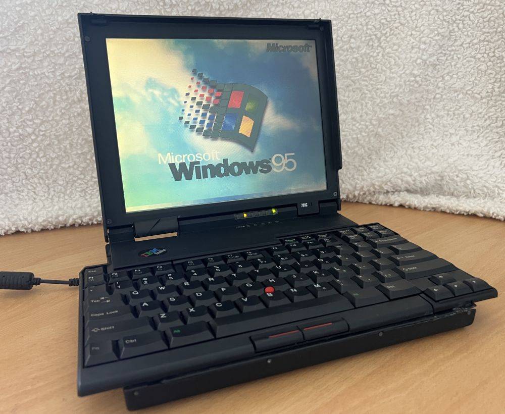 Умелец показал процесс полной реставрации ноутбука IBM Butterfly ThinkPad 701c со складной клавиатурой-бабочкой