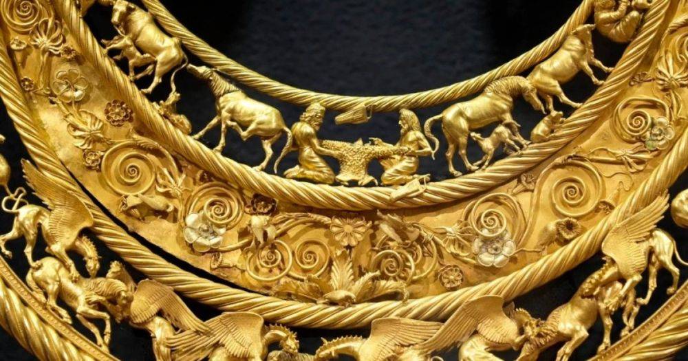 С изображением дракона: украинские ученые показали золотой наряд юного скифа, который раскопали более 50 лет назад