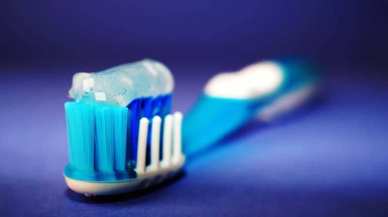 Стоматологи раскрыли "тайну" тюбиков зубной пасты – видео