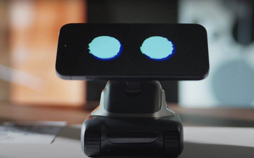 В США придумали умную зарядку, превращающую смартфон в робота-ассистента