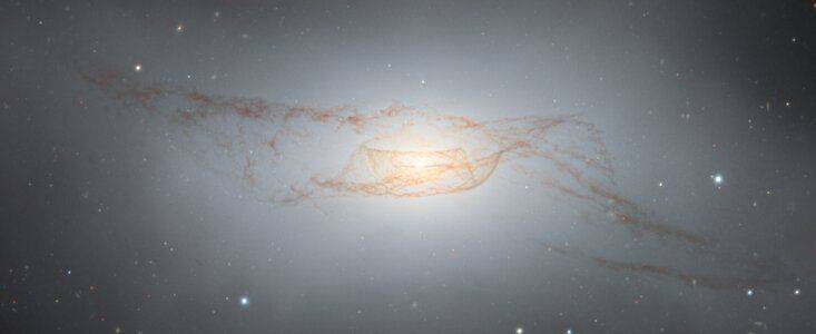 Обсерватория «Джемини» запечатлела «паутину» из пыли вокруг NGC 4753