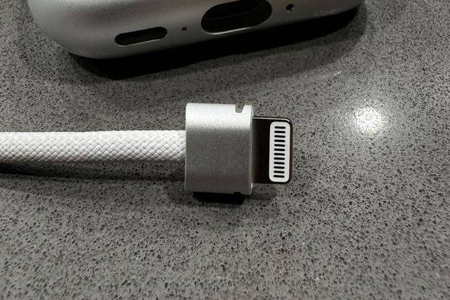 Apple Vision Pro не поддерживает горячую замену батареи, а для её подключения используется 12-пиновый Lightning