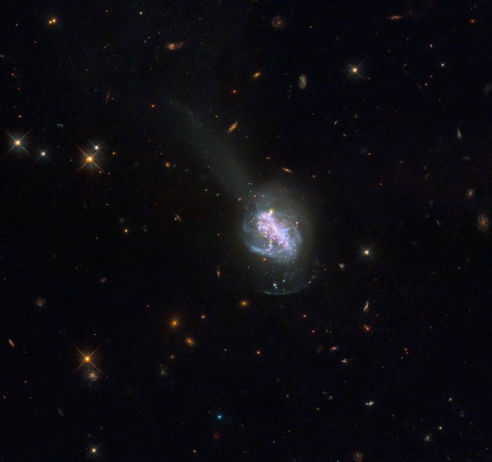 «Хаббл» сфотографировал галактику, пережившую слияние