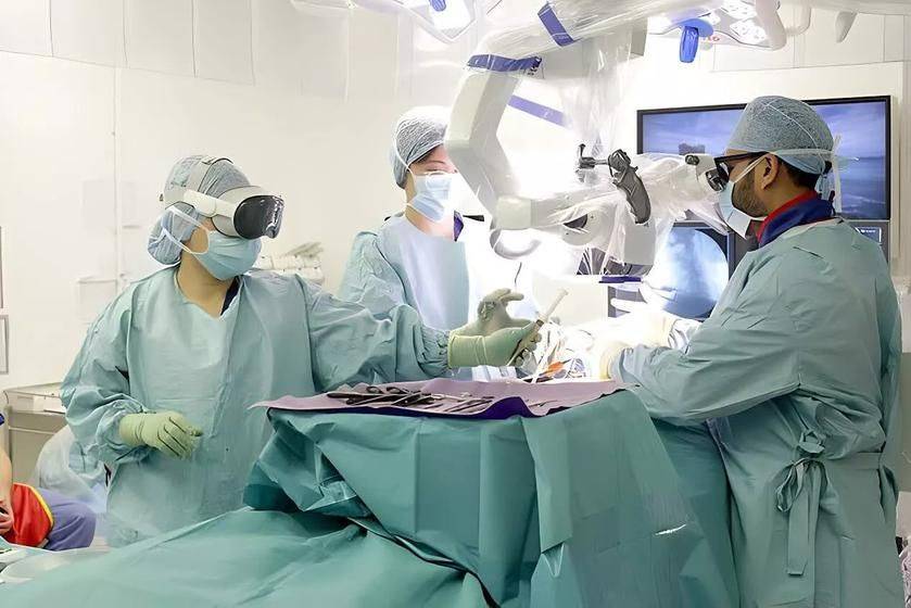 Хирурги провели первую в Великобритании операцию с помощью гарнитуры Apple Vision Pro