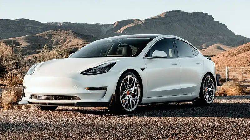 Tesla запланировала запуск серийного производства нового спорткара