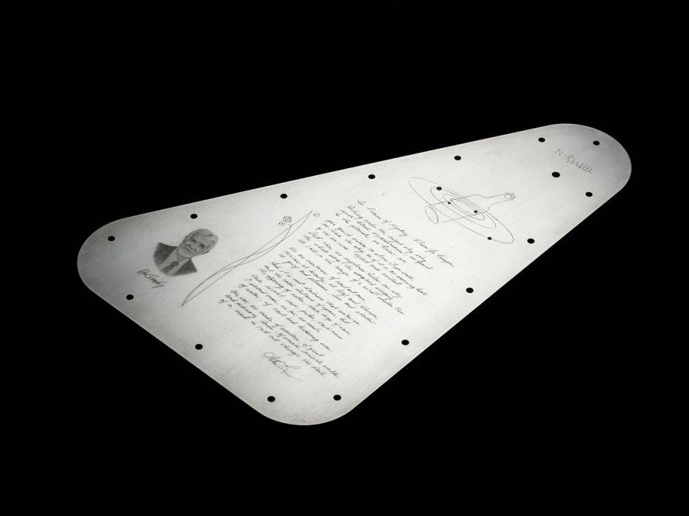 НАСА показало табличку с информацией о человечестве, которую запустят в космос на борту Europa Clipper