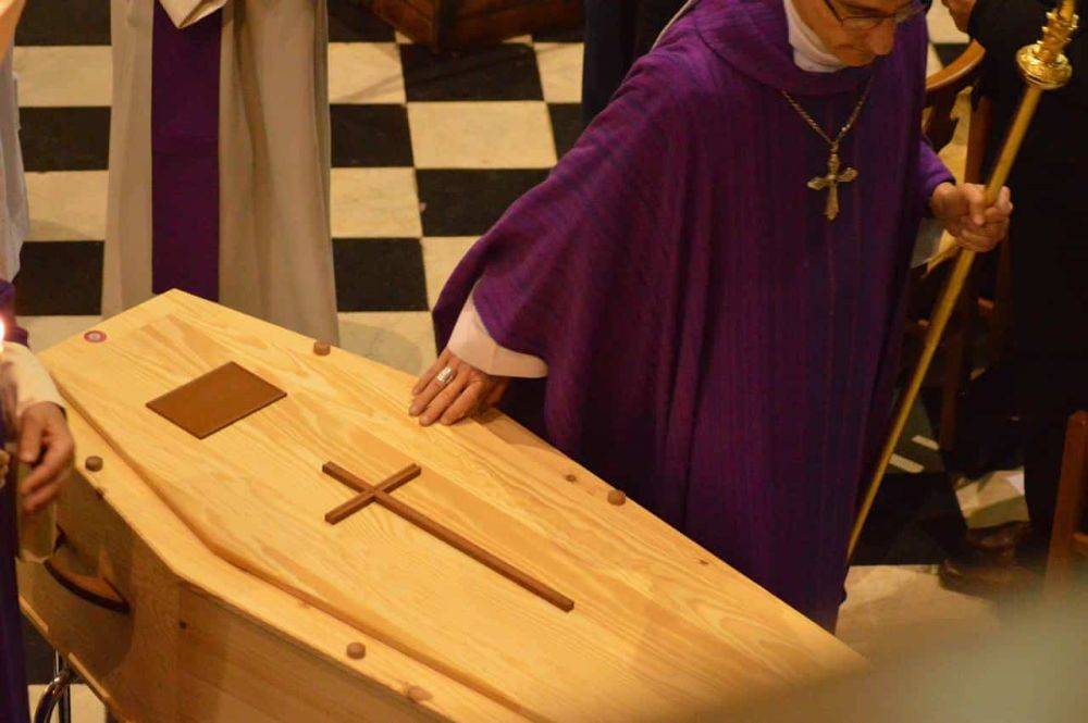 Священник заметил странную деталь на похоронах и отменил их