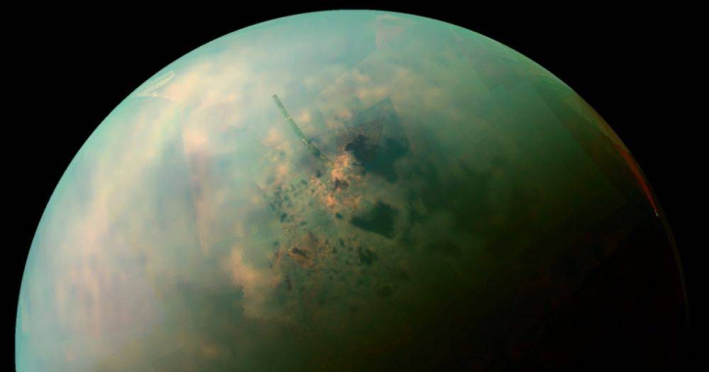 Слишком ровные линии замечены на полюсах Титана: что это может быть