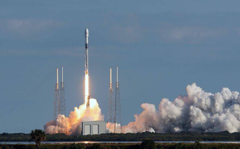 Европа выбрала ракеты Falcon 9 для запуска навигационных спутников