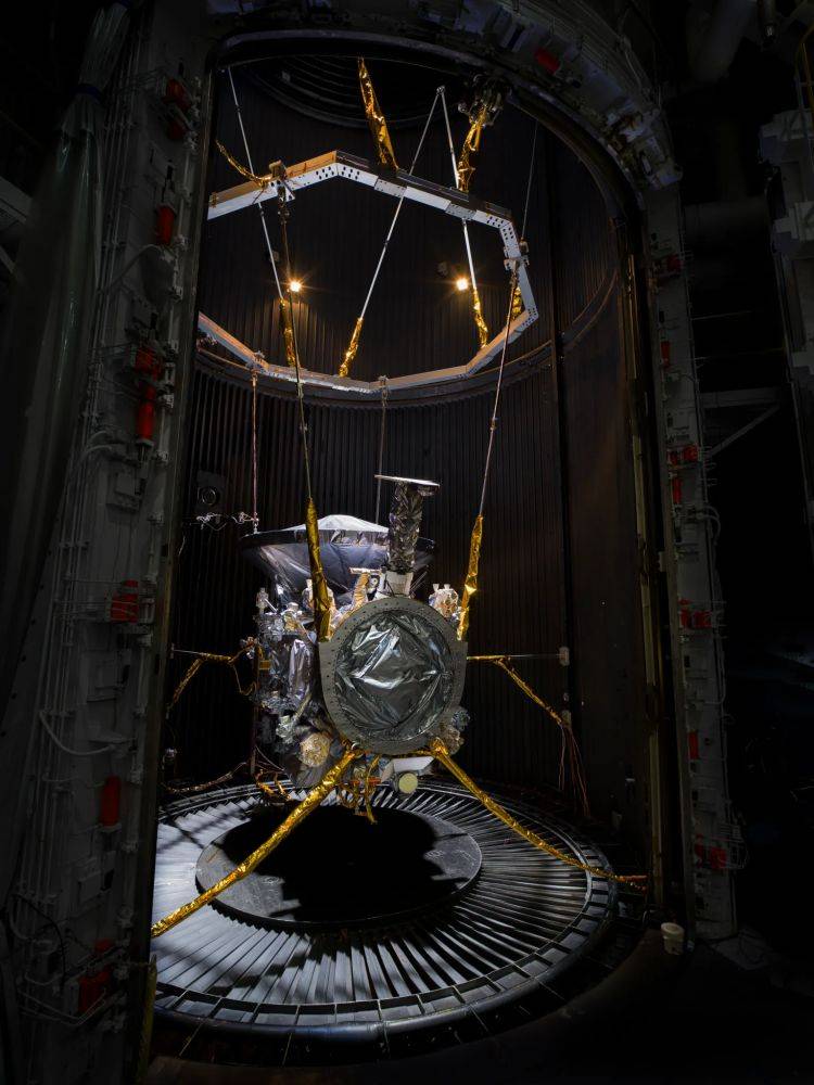 Вибрации, удары и вакуумная камера: Europa Clipper готовится к полету в космос