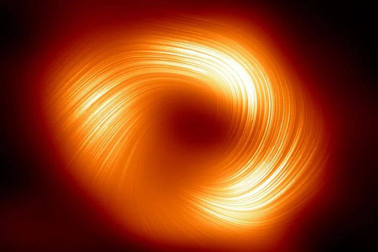 Новое изображение черной дыры показывает сильные магнитные поля, вращающиеся вокруг нее