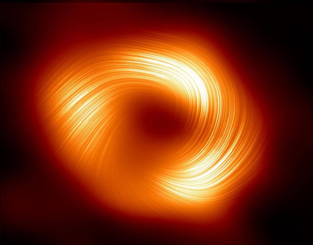 Вокруг черной дыры в центре Млечного Пути закручиваются мощные магнитные поля