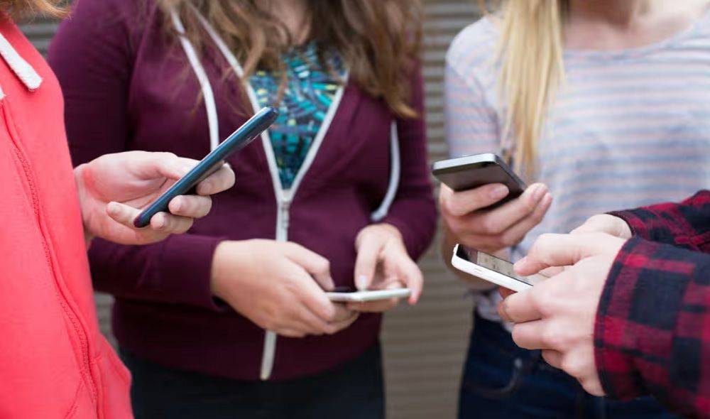 Британские власти рассматривают возможность запрета на продажу телефонов детям моложе 16 лет