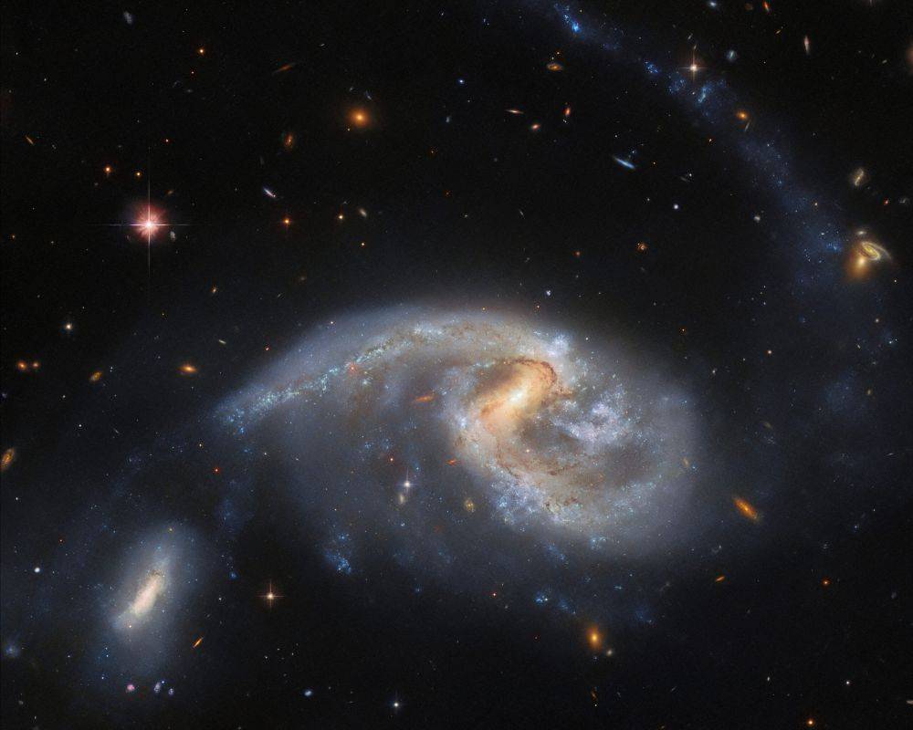 Звездный мост: Hubble сфотографировал взаимодействующие галактики