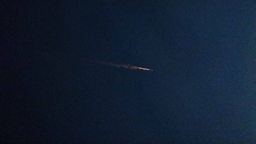 Падающий космический корабль запылал огненным шаром в ночном небе: фото