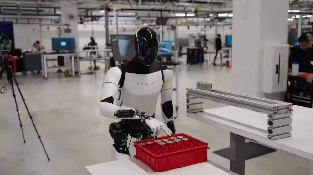 Робот Optimus вступил в ряды работников завода