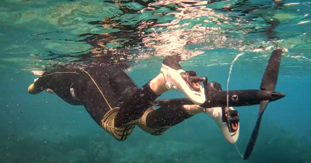 Профессиональные пловцы будут кусать локти: французская компания представила "подводный велосипед" (видео)