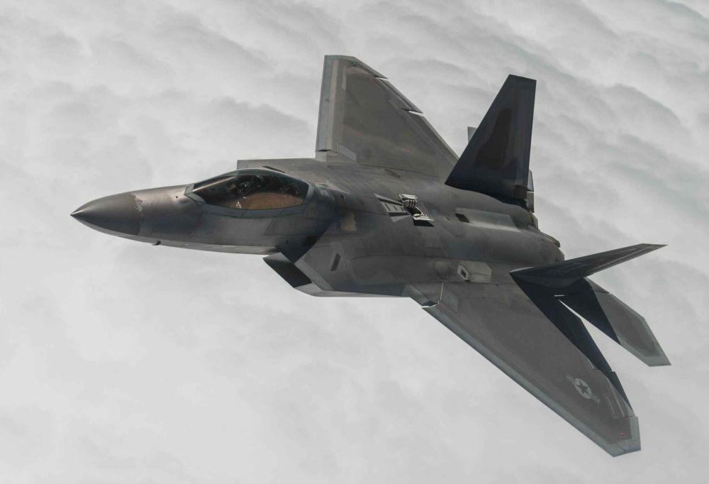Самолет-призрак в небе: как F-22 становится невидимым среди бела дня