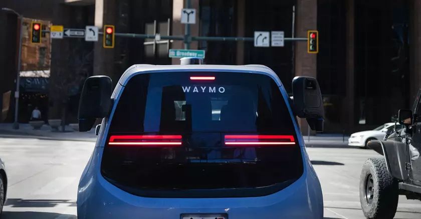 Юные кожаные мешки такого не ожидали: роботакси Waymo привезло двух пьяных подростков в руки полиции