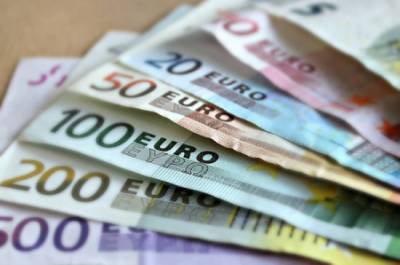 Рубль за квартал подешевел к евро на 11,05