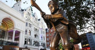 В Лондоне открыли памятник "парящему" на метле Гарри Поттеру