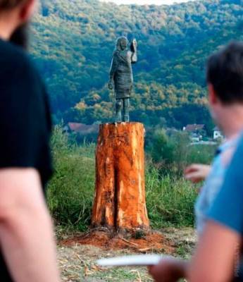 В Словении открыли новую бронзовую статую Мелании Трамп, вместо подожженной